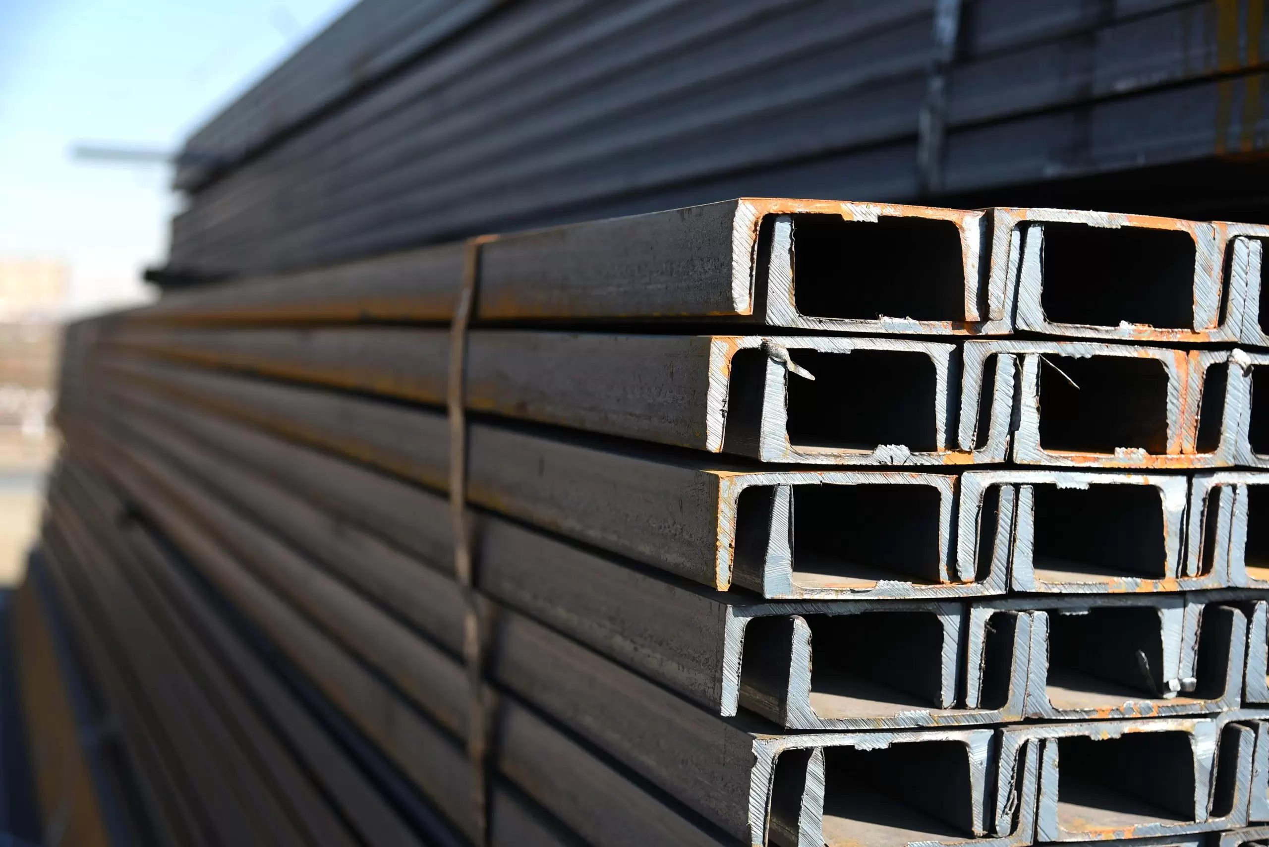 ناودانی ساختمانی در نمایه نزدیک